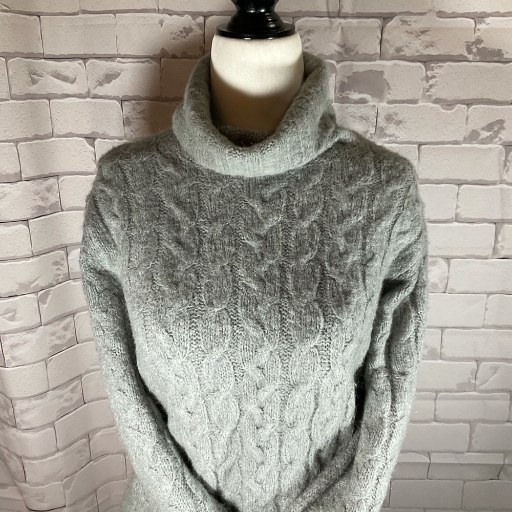 “ROOTS” Grey Cable Knit Sweater. - Picture 3 of 9